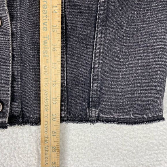 Levi's Jacket Womens M‎ Black Denim Cropped Trucker Raw Edges Collarless Fade - Picture 15 of 16